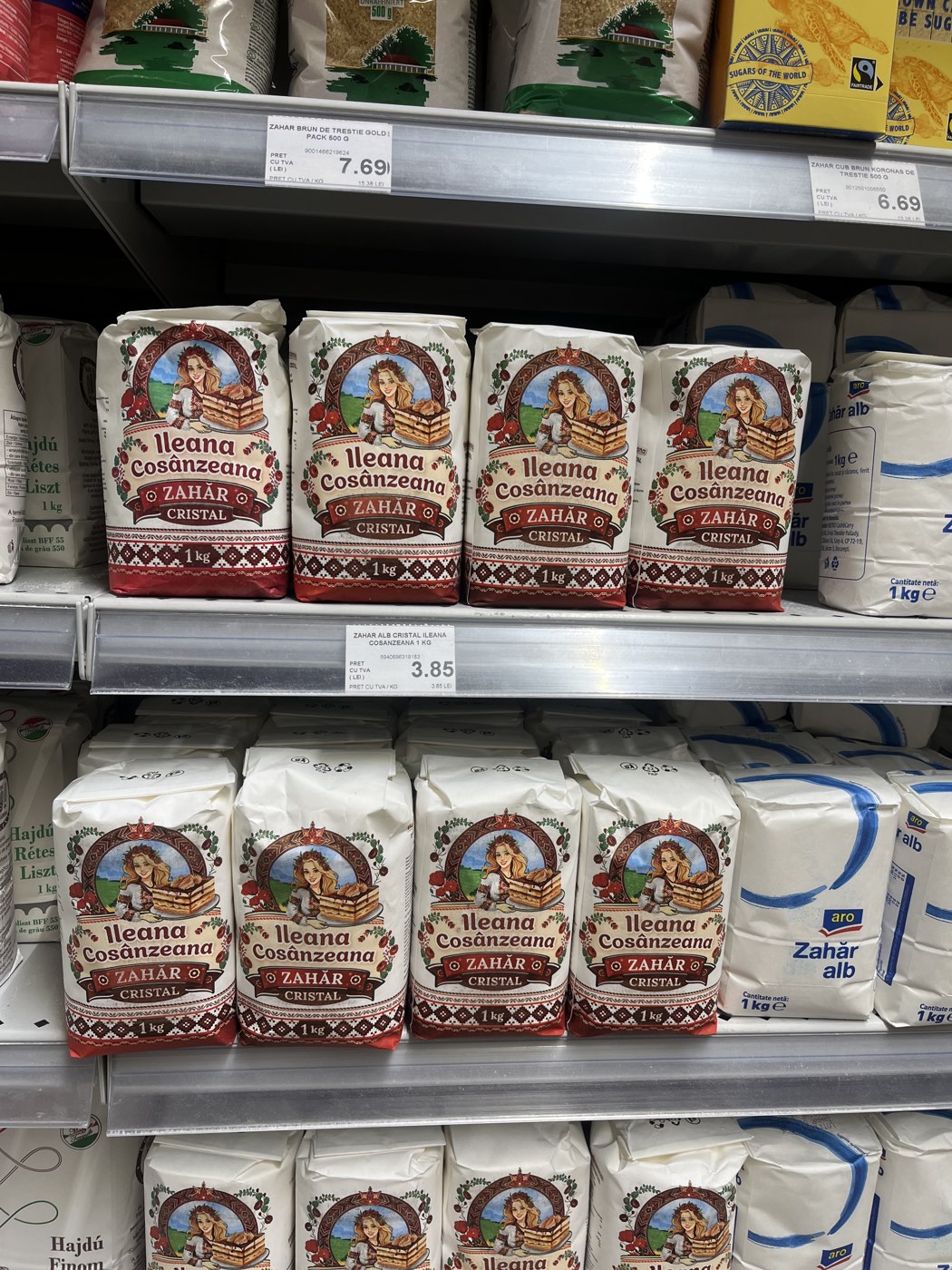 Pachete de zahăr cristal Ileana Cosânzeana pe raftul unui magazin
